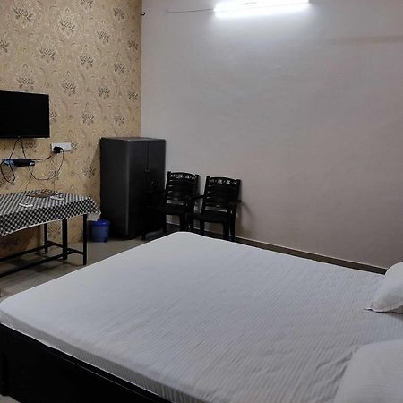 Oyo Lord Buddha Guest House Горакпур Екстериор снимка