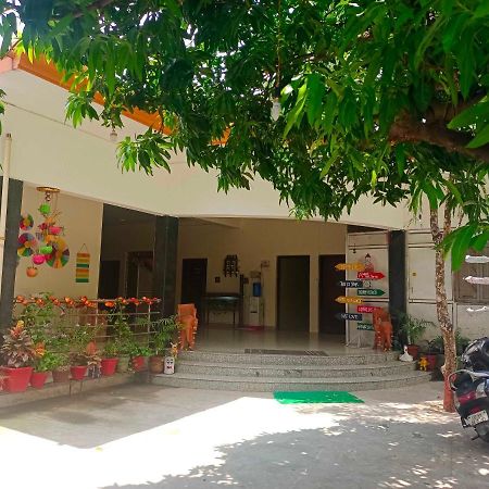 Oyo Lord Buddha Guest House Горакпур Екстериор снимка