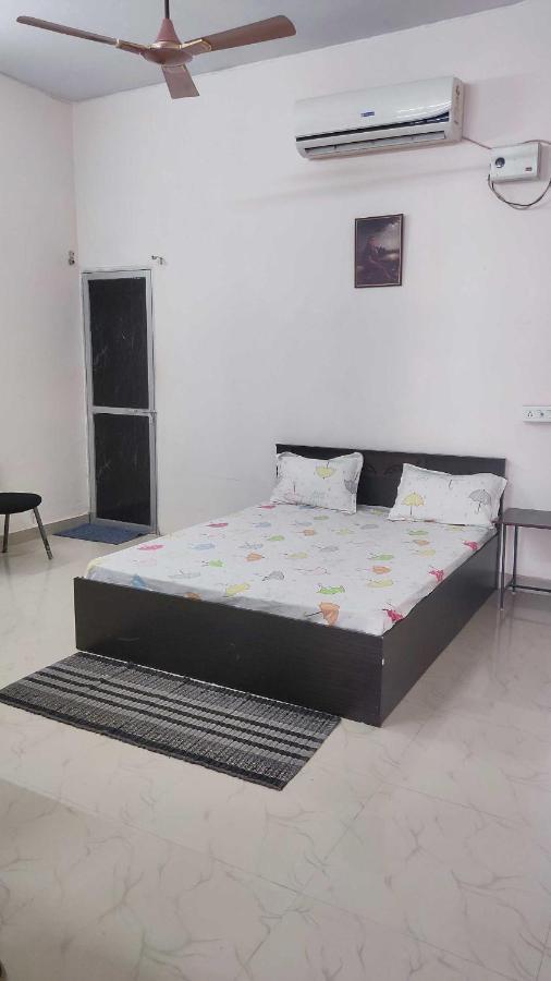 Oyo Lord Buddha Guest House Горакпур Екстериор снимка